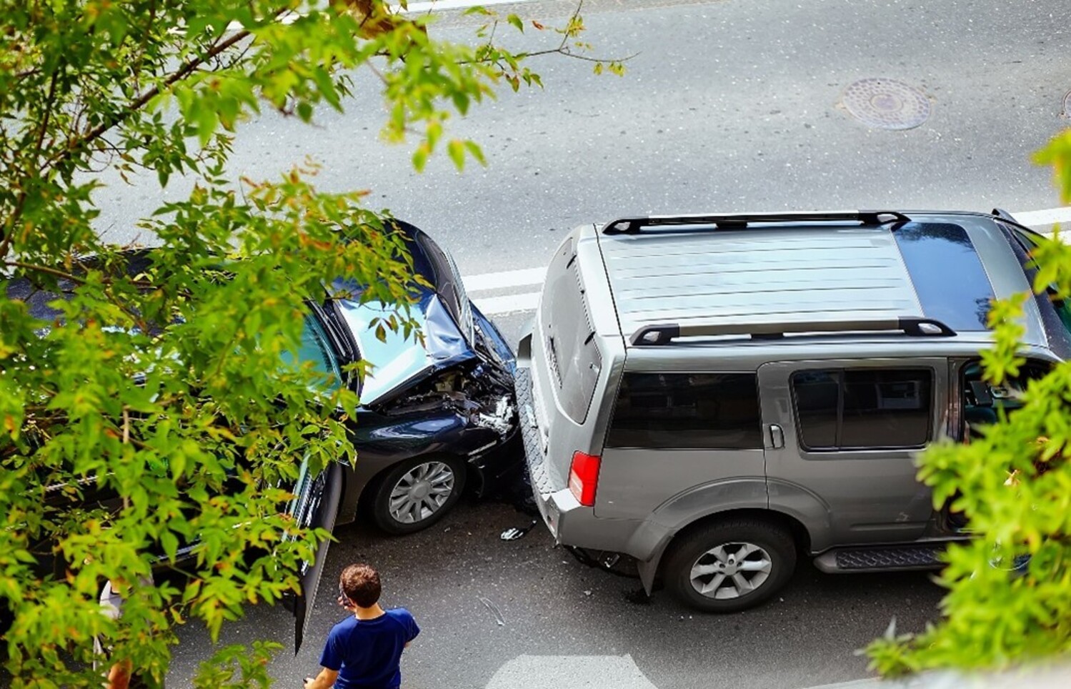 Een botsing tussen twee auto’s van bovenaf gefotografeerd.